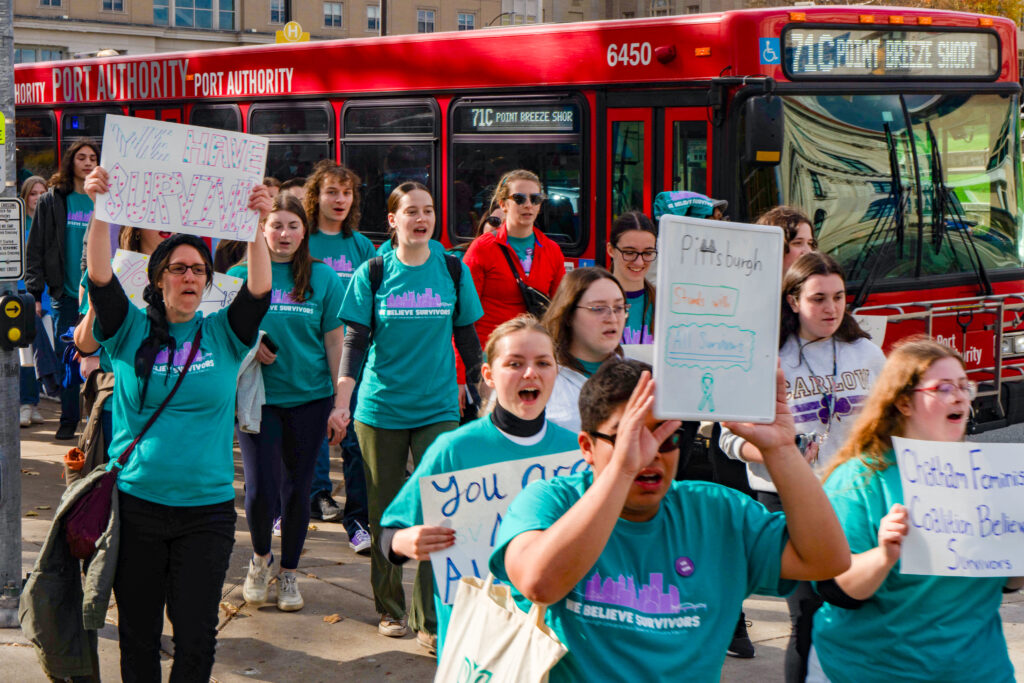 杜肯大学联合举办性暴力意识大游行